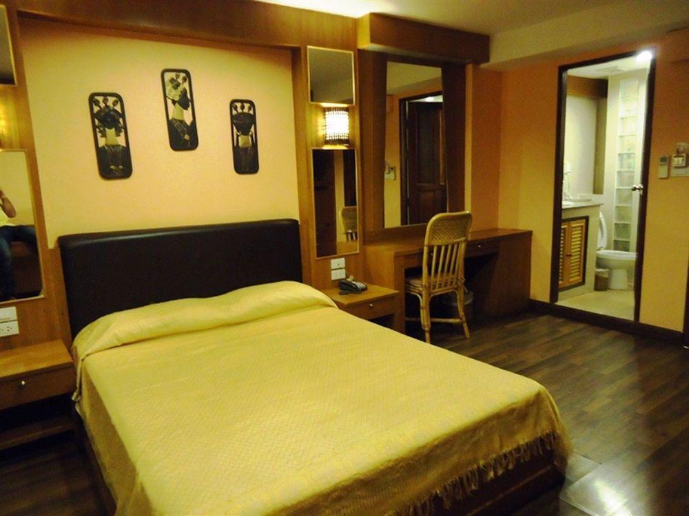 Oyo 437 Hostel Na Nara Бангкок Экстерьер фото