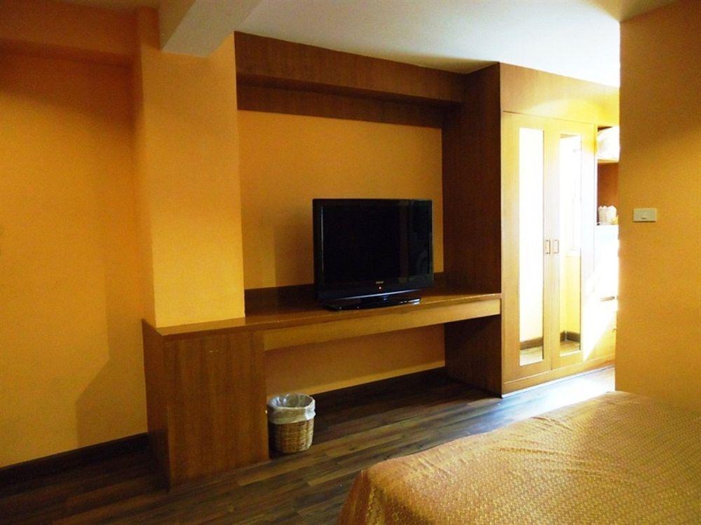 Oyo 437 Hostel Na Nara Бангкок Экстерьер фото