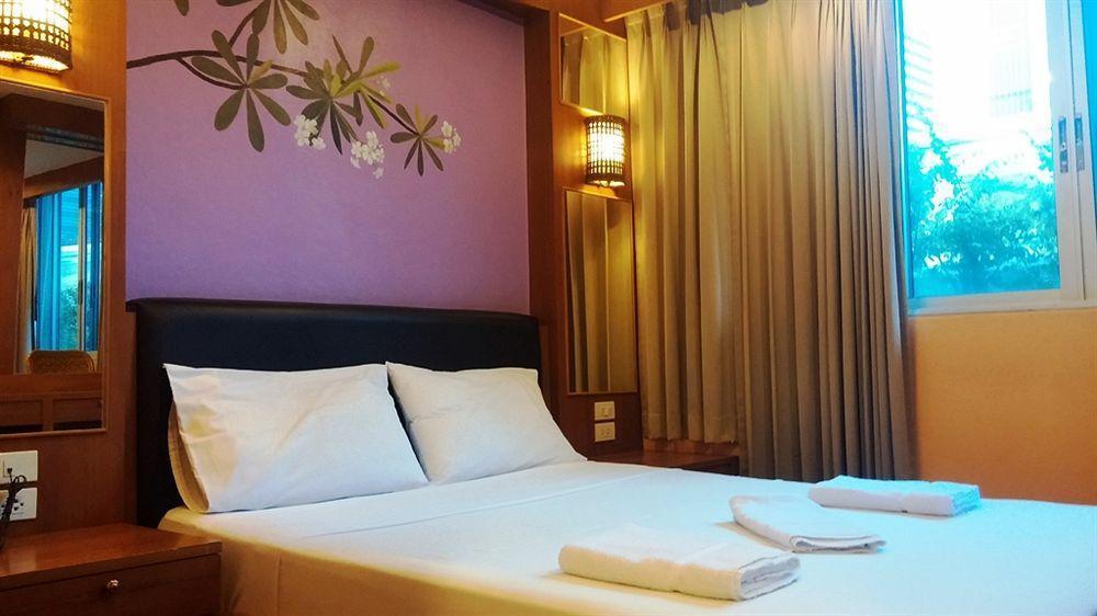Oyo 437 Hostel Na Nara Бангкок Экстерьер фото