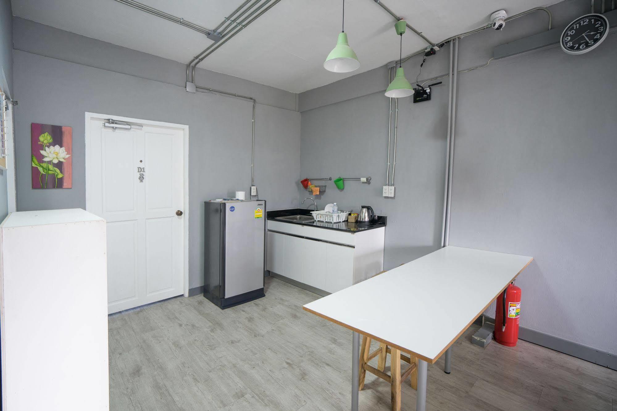 Oyo 437 Hostel Na Nara Бангкок Экстерьер фото