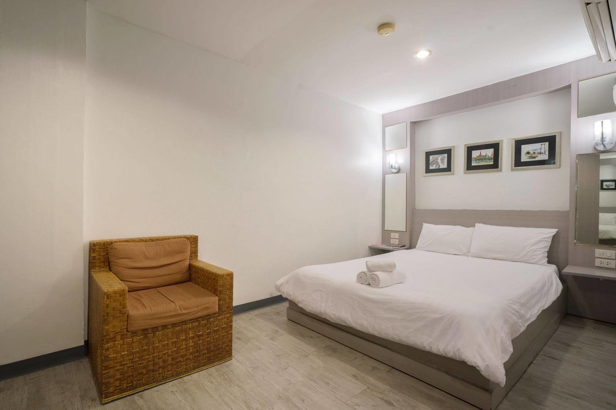 Oyo 437 Hostel Na Nara Бангкок Экстерьер фото