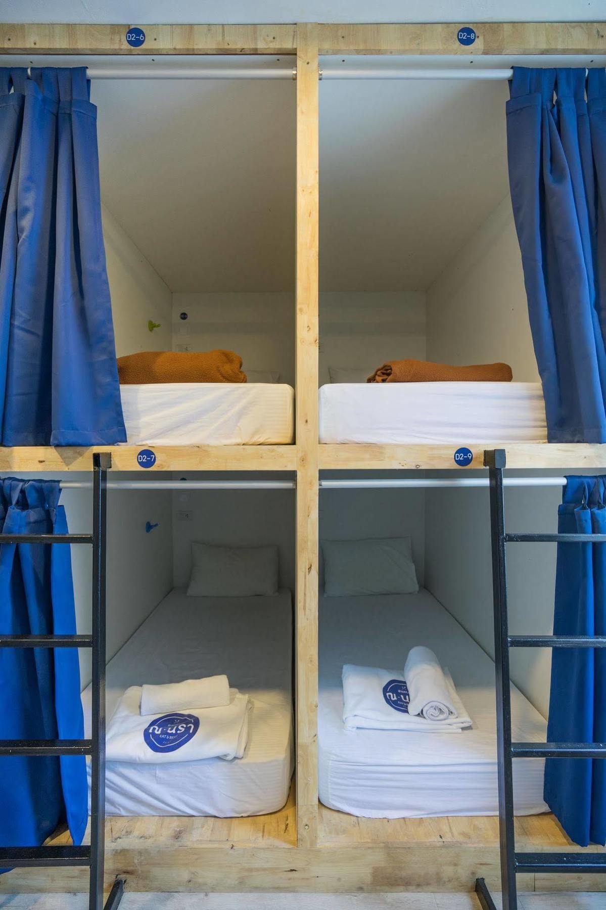 Oyo 437 Hostel Na Nara Бангкок Экстерьер фото