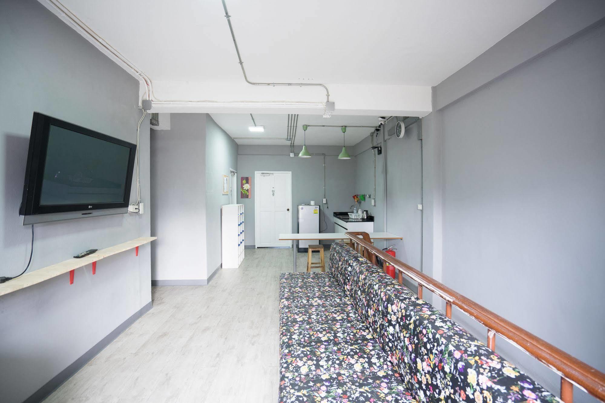 Oyo 437 Hostel Na Nara Бангкок Экстерьер фото