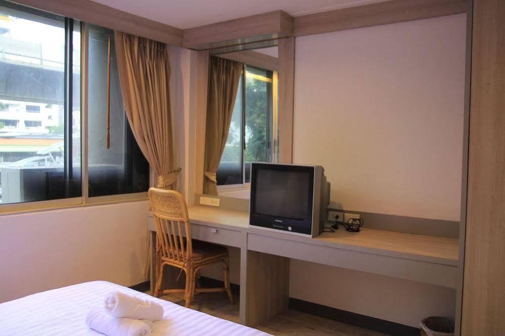Oyo 437 Hostel Na Nara Бангкок Экстерьер фото