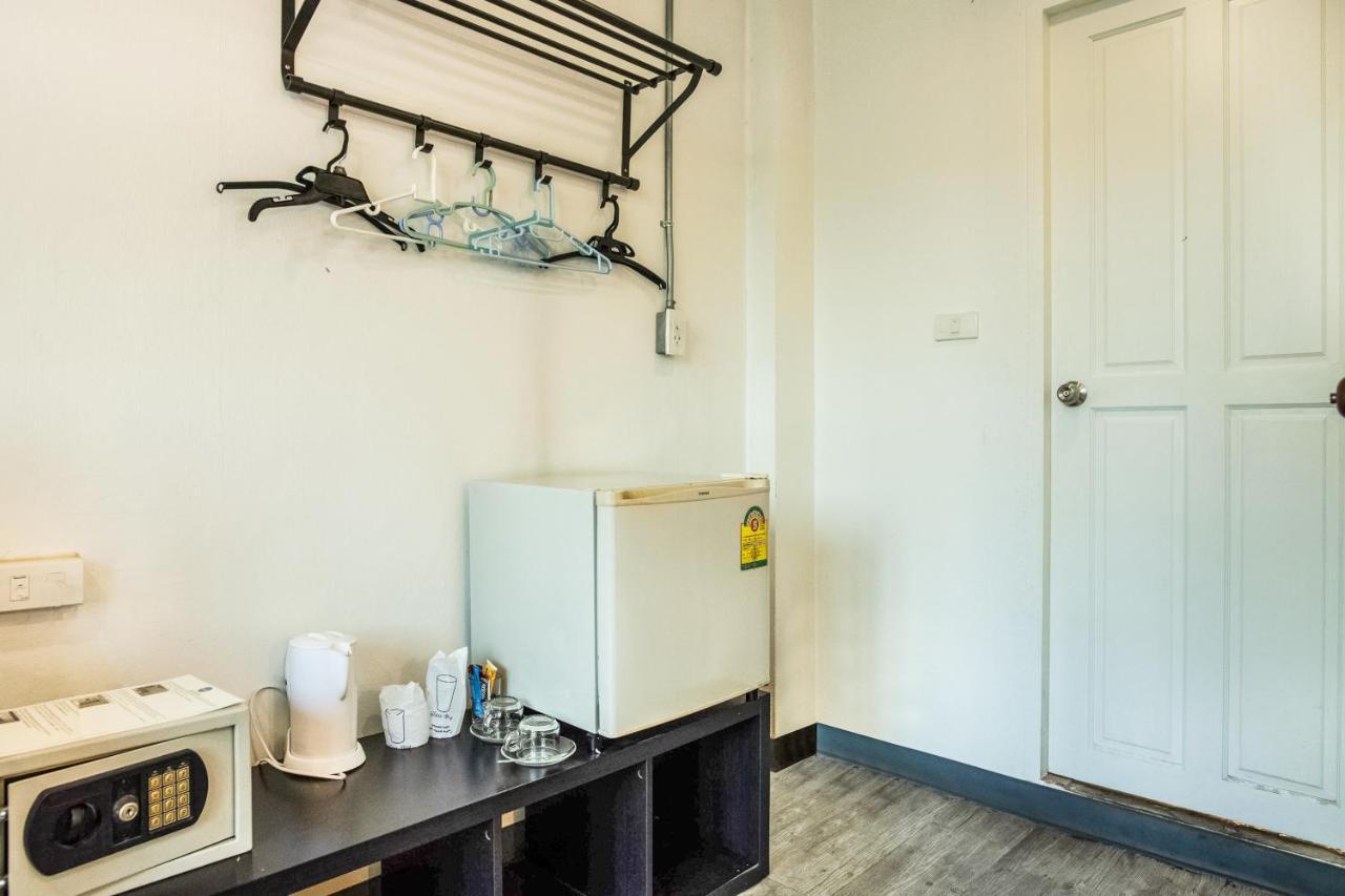 Oyo 437 Hostel Na Nara Бангкок Экстерьер фото