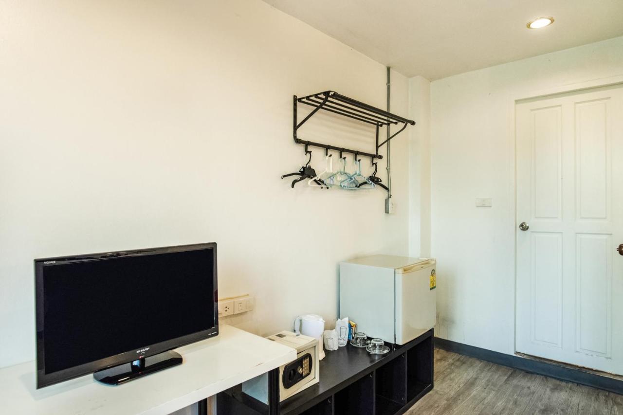 Oyo 437 Hostel Na Nara Бангкок Экстерьер фото