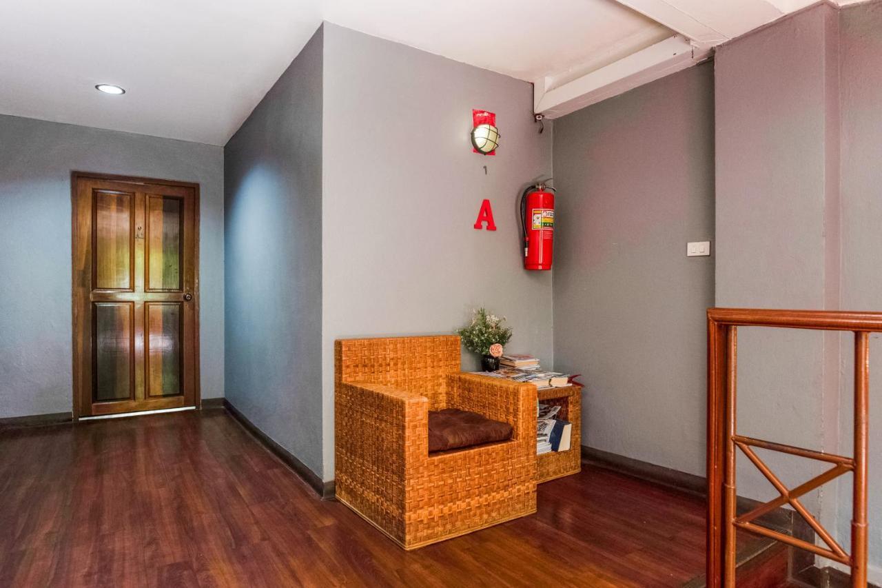 Oyo 437 Hostel Na Nara Бангкок Экстерьер фото